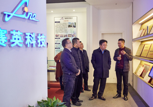 成都(dōu)市(shì)成華區(qū)黨政“四大(dà)班子(zǐ)”領導 莅臨賽英科(kē)技(jì)考察、調研